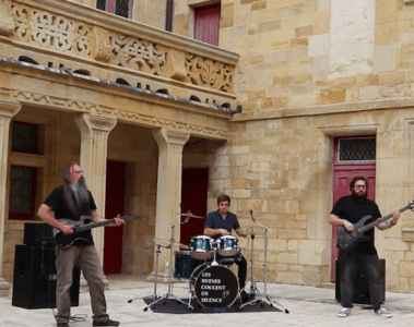 SOUS LES PIERRES Les ruines coulent en silence