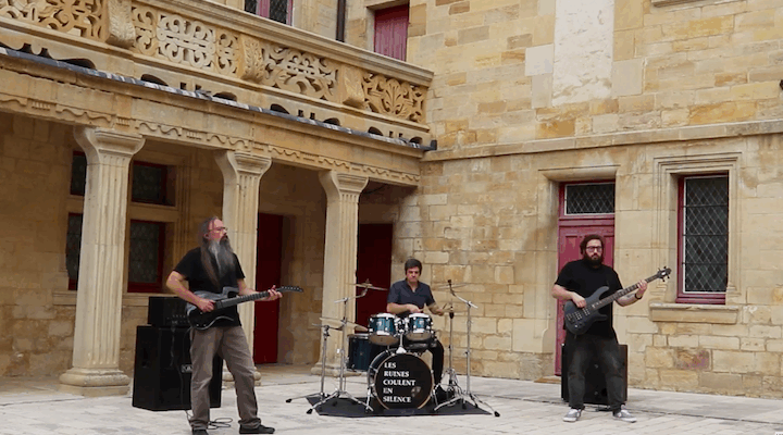 SOUS LES PIERRES Les ruines coulent en silence