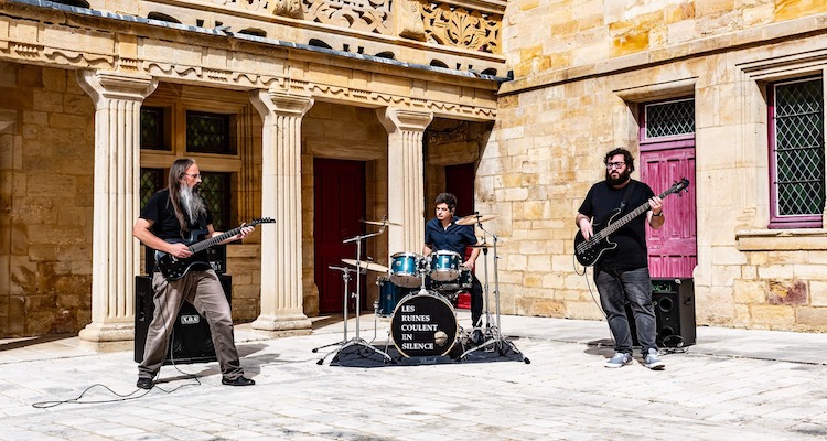 LES RUINES COULENT EN SILENCE 2.jpg