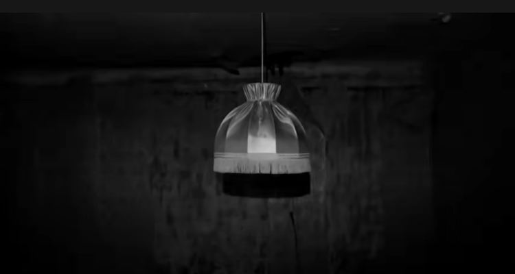 LES RUINES COULENT EN SILENCE ON TOURNE EN ROND